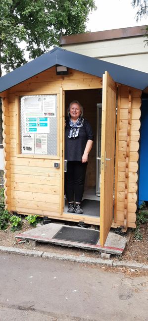 Dorothea Dilmen kümmert sich um die Hygiene im Foodsharing-Häuschen. Bild: z