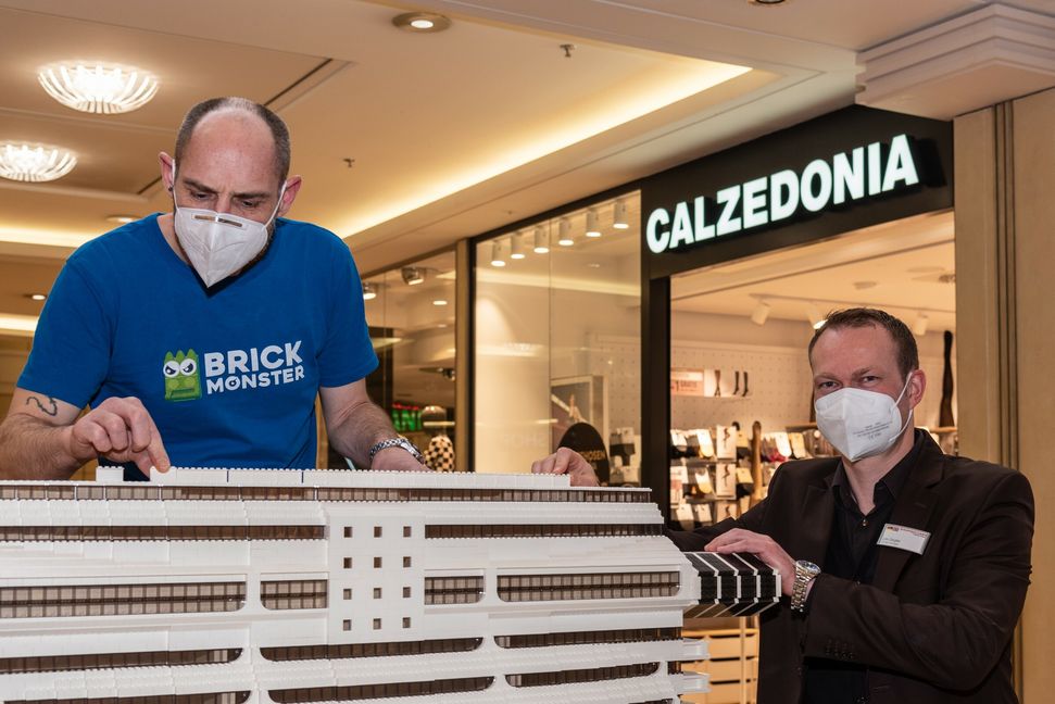 "Brick-Monster" Pascal Lenhard und Center-Manager Lars Ziegler bauen gemeinsam an der Brücke. Bilder: Nüßle
