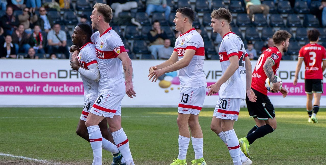 Alexander Groiß herzt Torschütze Mohamed Sankoh, Leonhard Münst und Leon Reichardt sind die nächsten Gratulanten. Bild: Eibner