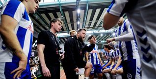 Odense-Coach Simon Stasiak stimmt seine Jungs ein.
