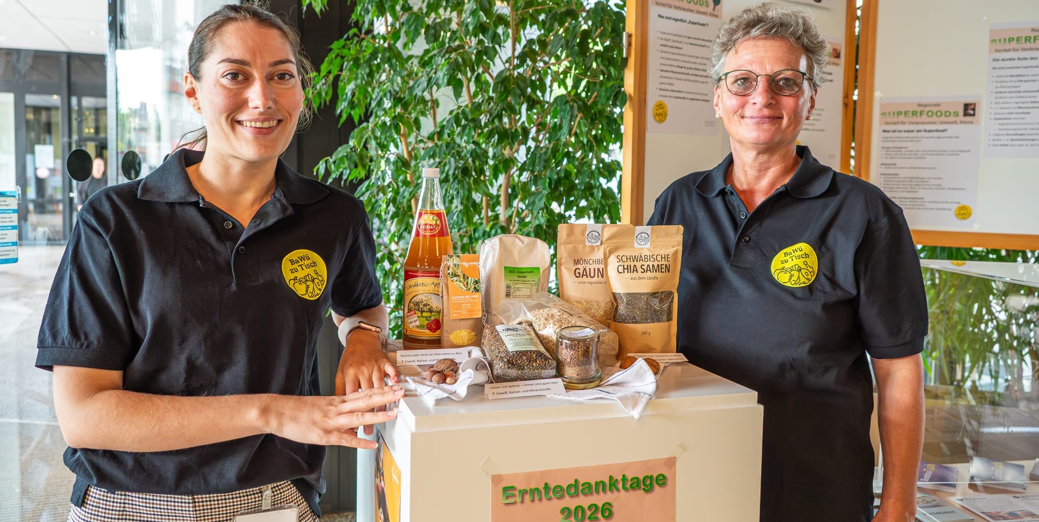 Bianca Schmid und Leona Irion machen auf regionale Lebensmittel aufmerksam.