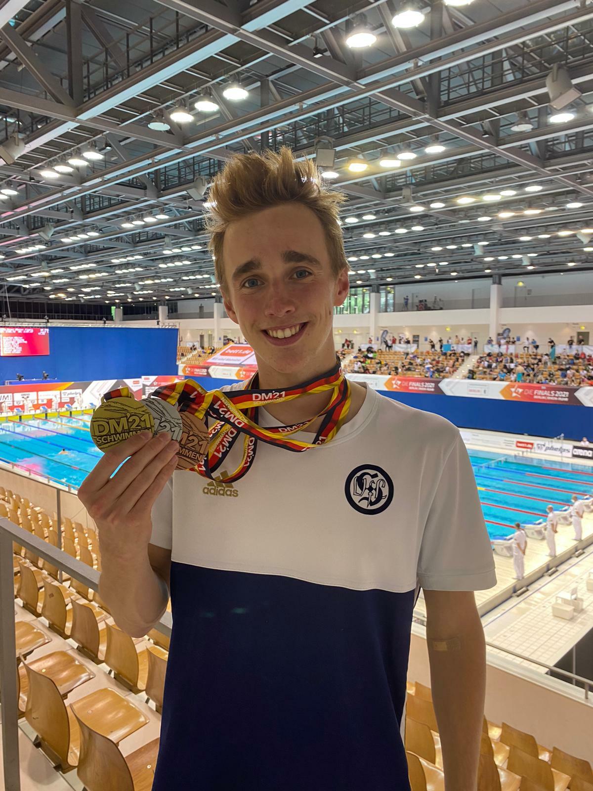 Marvin Dahler gewann bei den Deutschen Meisterschaften in Berlin einen kompletten Medaillensatz und ist damit der erfolgreichste Schwimmer des VfL Sindelfingen bei diesen Titelkämpfen. Bild: z