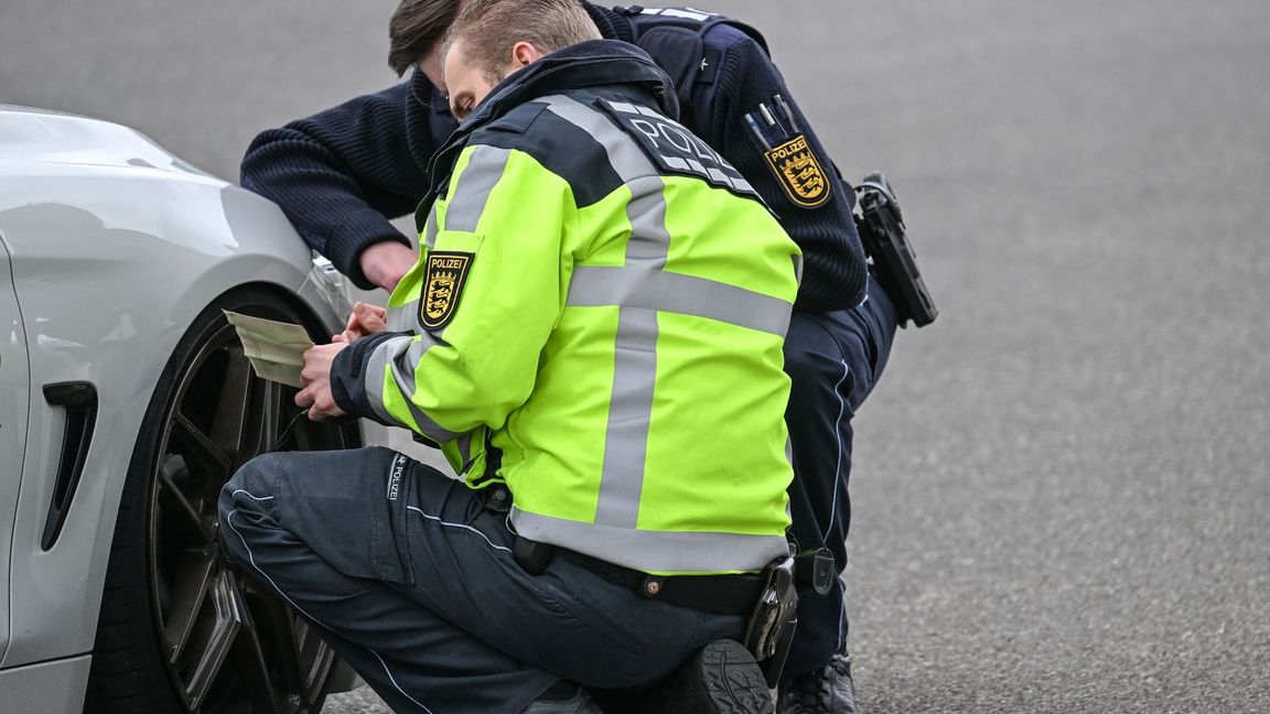 In mehreren Bundesländern will die Polizei am Karfreitag wieder verstärkt auf Straßen kontrollieren. (Archivbild)