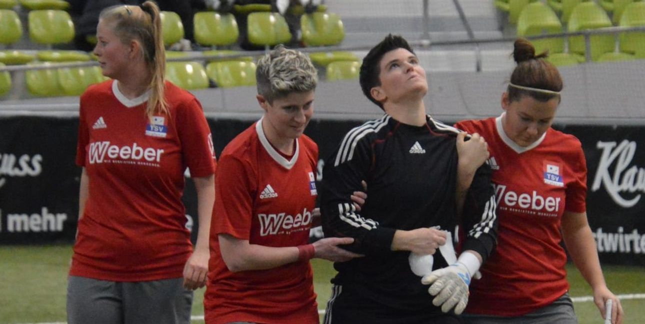 Nina Steger versteht die Welt nicht mehr: Einmal mehr verletzte sich die Spielertrainerin des TSV Grafenau am Knie und wird von ihren Mitspielerinnen Yvonne Wurmbrand (links) und Julia Steger vom Platz gestützt.