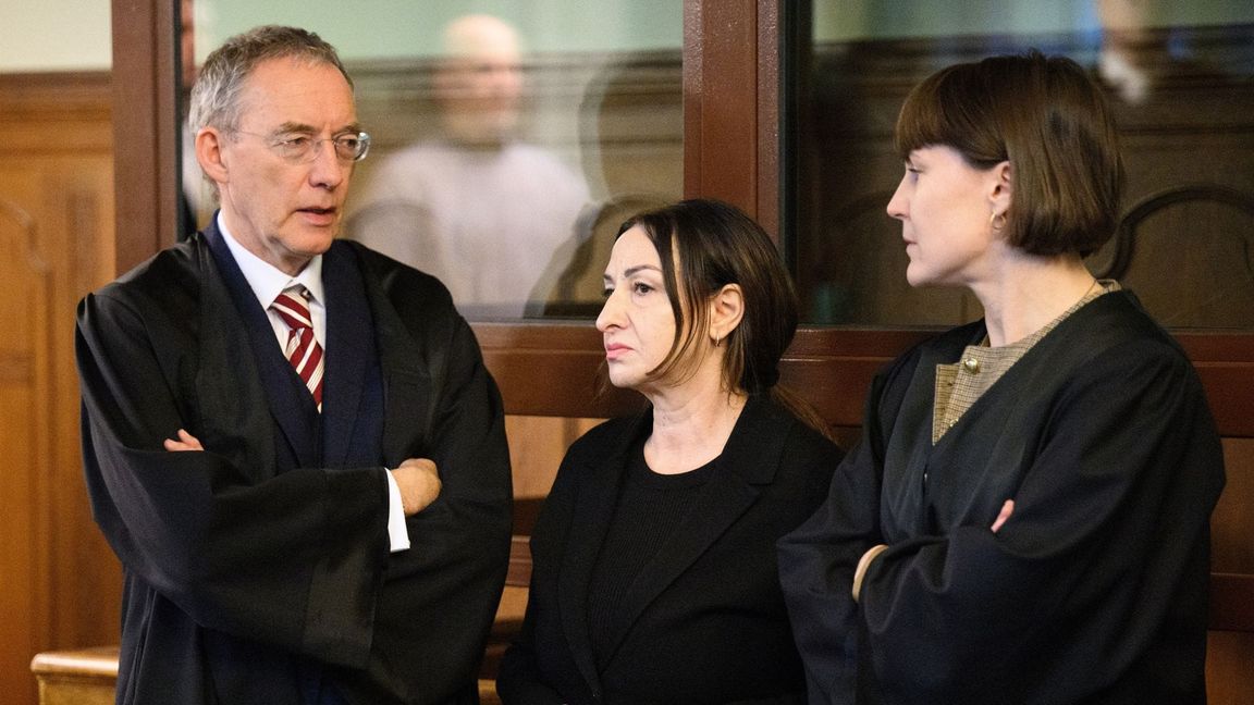 Dilek Kalayci (M, SPD) unterhält sich mit ihren Rechtsanwälten, Robert Unger und Sophia Zabel.