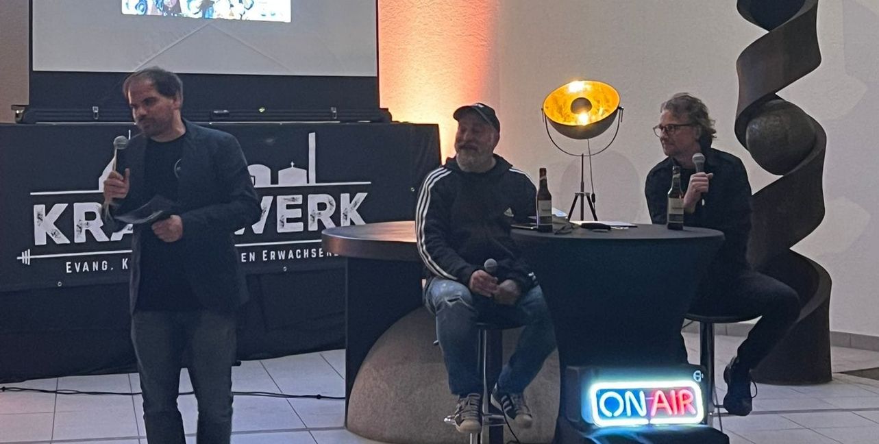 Die beiden Podcaster im Gespräch mit Pfarrer Fabian Maysenhölder:der, Jay Friedrichs, Gofi Müller. (von links) Bild: Michael Sinn