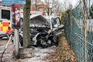 In der Böblinger Straße prallte ein VW Tiguan gegen Mauer Stromverteilerkasten und Baum. Der Fahrer starb im Krankenhaus.	Bilder: SDMG/Dettenmeyer
