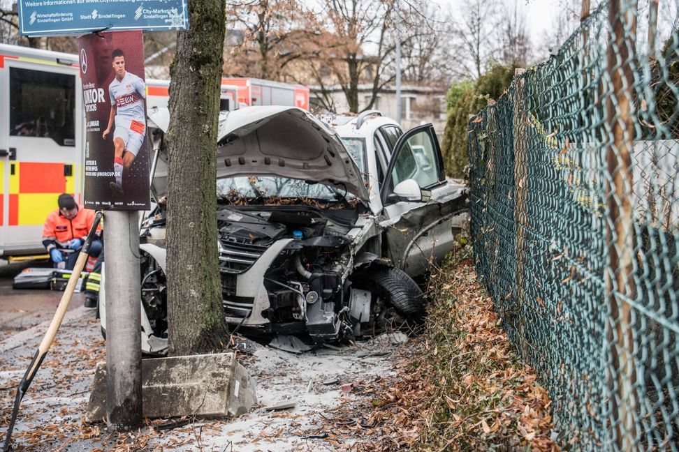 In der Böblinger Straße prallte ein VW Tiguan gegen Mauer Stromverteilerkasten und Baum. Der Fahrer starb im Krankenhaus.	Bilder: SDMG/Dettenmeyer