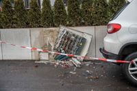 In der Böblinger Straße prallte ein VW Tiguan gegen Mauer Stromverteilerkasten und Baum. Der Fahrer starb im Krankenhaus.