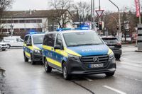 In der Böblinger Straße prallte ein VW Tiguan gegen Mauer Stromverteilerkasten und Baum. Der Fahrer starb im Krankenhaus.