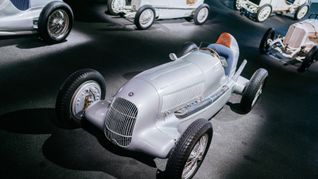 Der 750-Kilogramm-Formelrennwagen Mercedes-Benz W 25 begründet die Tradition der Silberpfeile.