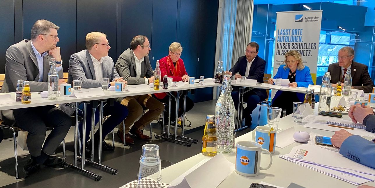 Die Bürgermeister Matthias Schöck, Stefan Metzing, Daniel Gött und Susanne Widmaier mit Hans-Jürgen Bahde (Geschäftsführer „Gigabit Region“ Stuttgart), Diana Stiebe (Pressesprecherin Deutsche Glasfaser) und Landrat Roland Bernhard.