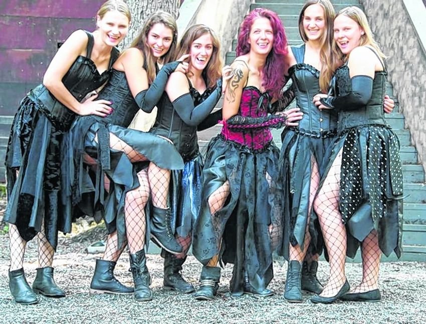 Das „Dracula“-Ensemble des Renninger Naturtheaters hat Spaß bei den Proben. Bild: z