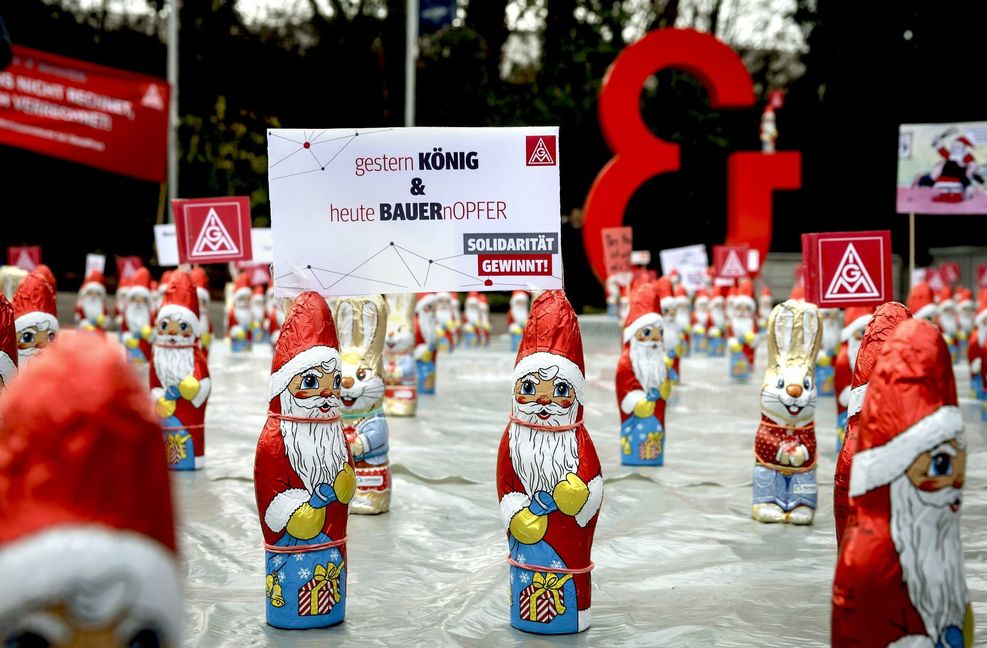 Stumme Demonstranten: 300 Nikoläuse und 20 Osterhasen Foto: IG Metall/Julian Rettig
