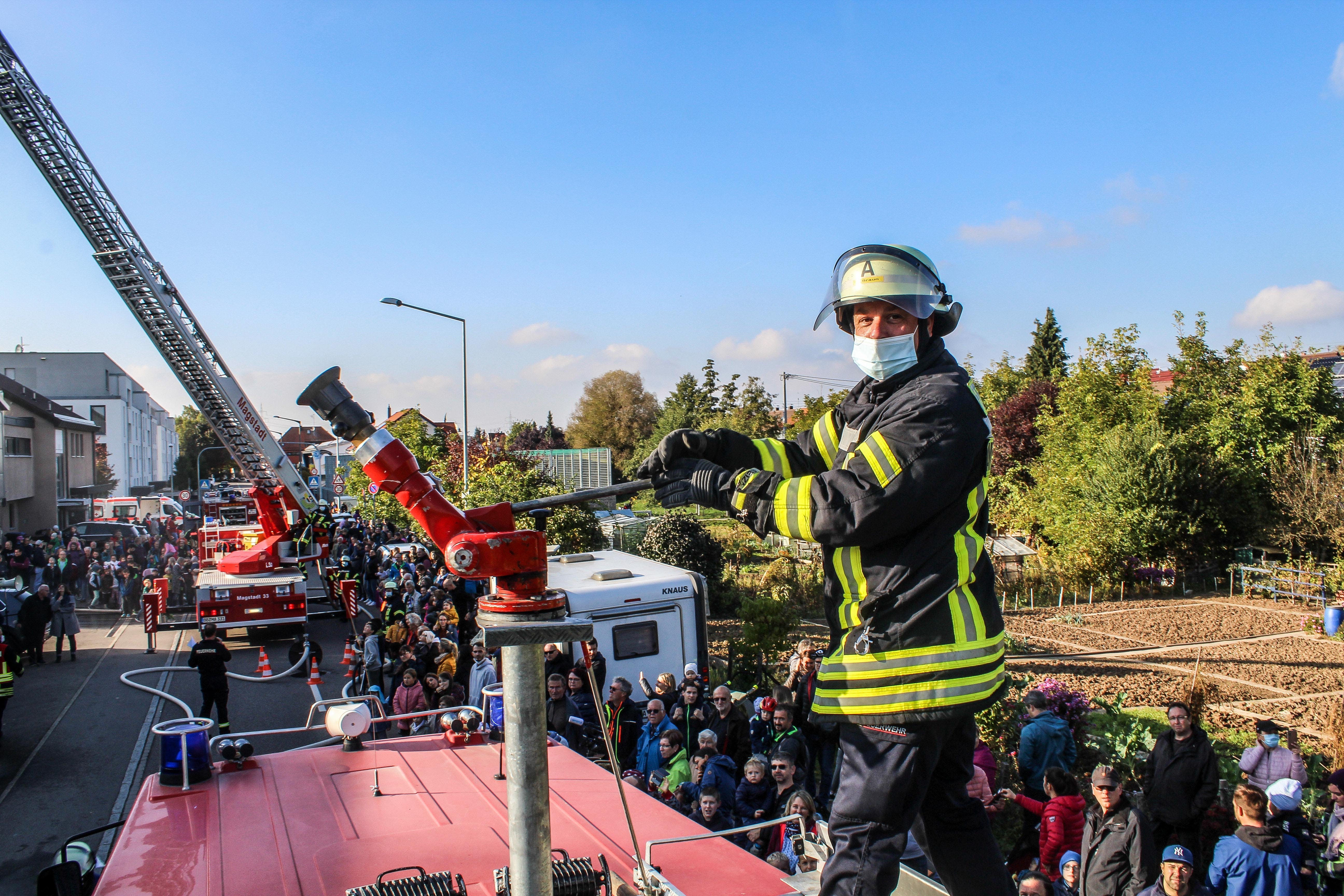 Viele Zuschauer verfolgten die Hauptübung der Magstadter Feuerwehr. Bild: Dettenmeyer