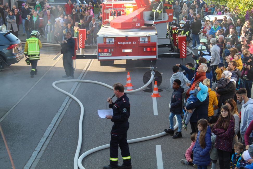 Viele Zuschauer verfolgten die Hauptübung der Magstadter Feuerwehr. Bild: Dettenmeyer