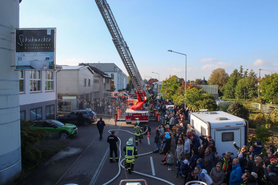 Viele Zuschauer verfolgten die Hauptübung der Magstadter Feuerwehr. Bild: Dettenmeyer