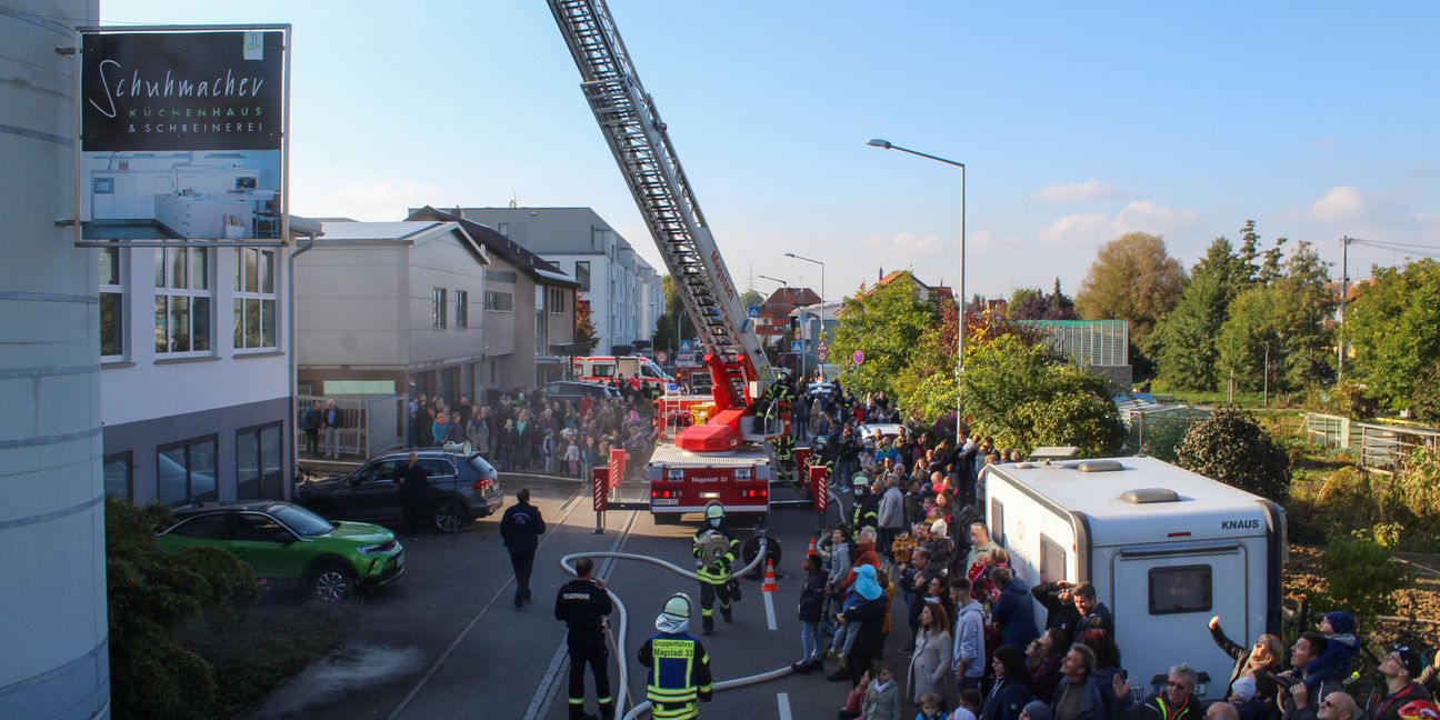 Viele Zuschauer verfolgten die Hauptübung der Magstadter Feuerwehr. Bild: Dettenmeyer