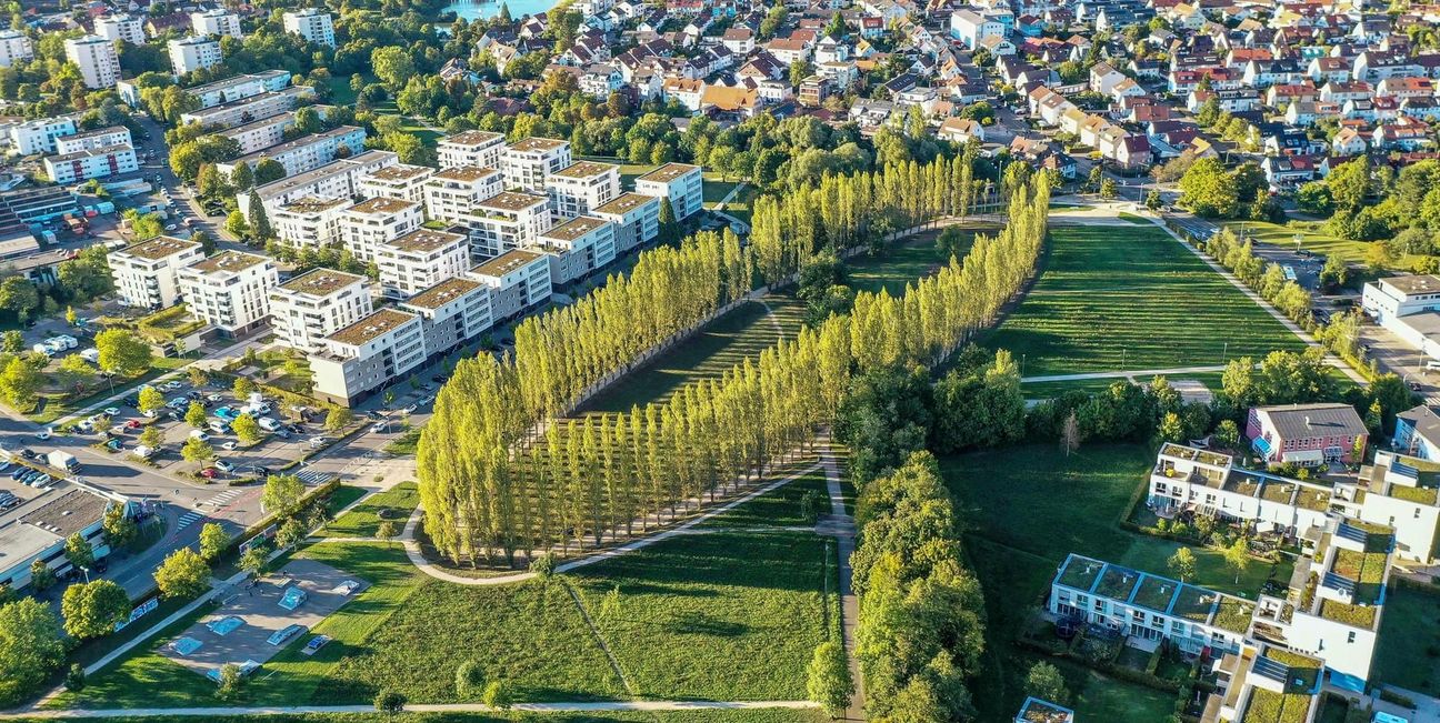 Das Baumoval ist ein beliebter Treffpunkt - ist aber in die Jahre gekommen. Der Sportpark soll im Bild oberen, rechten Bereich entstehen.