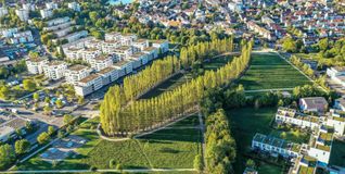 Das Baumoval ist ein beliebter Treffpunkt - ist aber in die Jahre gekommen. Der Sportpark soll im Bild oberen, rechten Bereich entstehen.