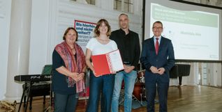 Kultusministerin Theresa Schopper, Mathilda Alm, Andreas Mohr und Dr. Thomas Paulsen, Vorsitzender der Körber Stiftung (von links).