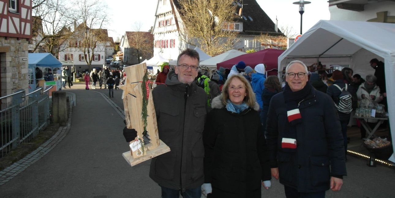Das Ehepaar Reinhold und Miriam Mickeler sowie Bürgermeister Erwin Heller (von links) haben am Sonntag gemeinsam die 10. Auflage des alle zwei Jahre stattfindenden Altdorfer Weihnachtsmarktes eröffnet.