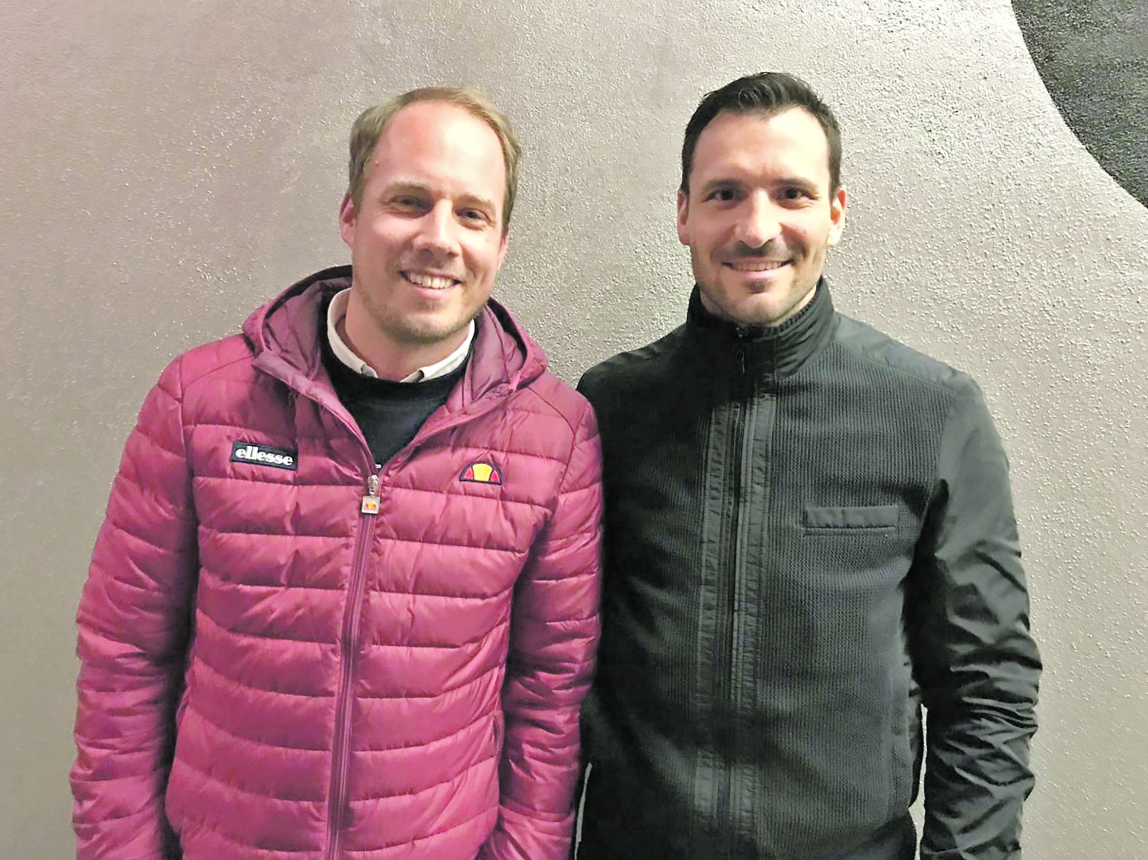 Marcel Lindner (links) und Mario Eggimann übernehmen in der kommenden Saison den TV Darmsheim. Am vergangenen Dienstag schauten sie sich in München das Pokalspiel der Bayern gegen Heidenheim an.  Bild: z