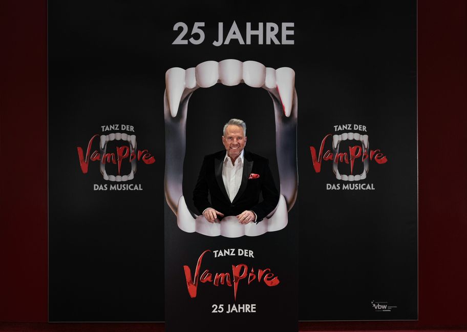 Kevin Tarte kehrt für mehrere Vorstellungen in seine Paraderolle als Graf Krolock zurück. Bild: Jan Potente/Stage Entertainment