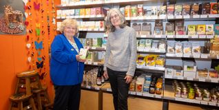 40 Jahre Weltladen: Heidelore Bidun war die erste Vorsitzende, Christine Arndt ist seit letztem Jahr Vorsitzende des Vereins AG Eine Welt. Bild: Nüßle