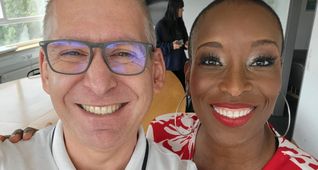 Aisata Blackman mit SZ/BZ-Redakteur Dennis Klemm.