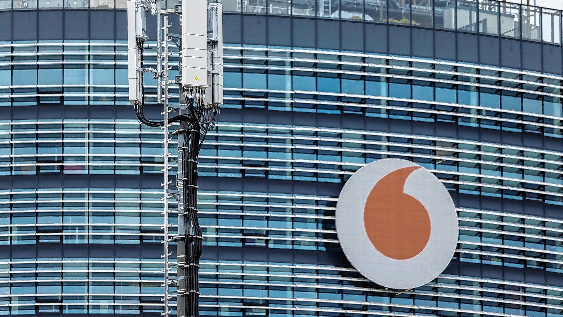 Mobilfunkantennen von Vodafone sind vor der Deutschlandzentrale installiert: Der Telekommunikationsanbieter will sein Handynetz in Deutschland weiter ausbauen.