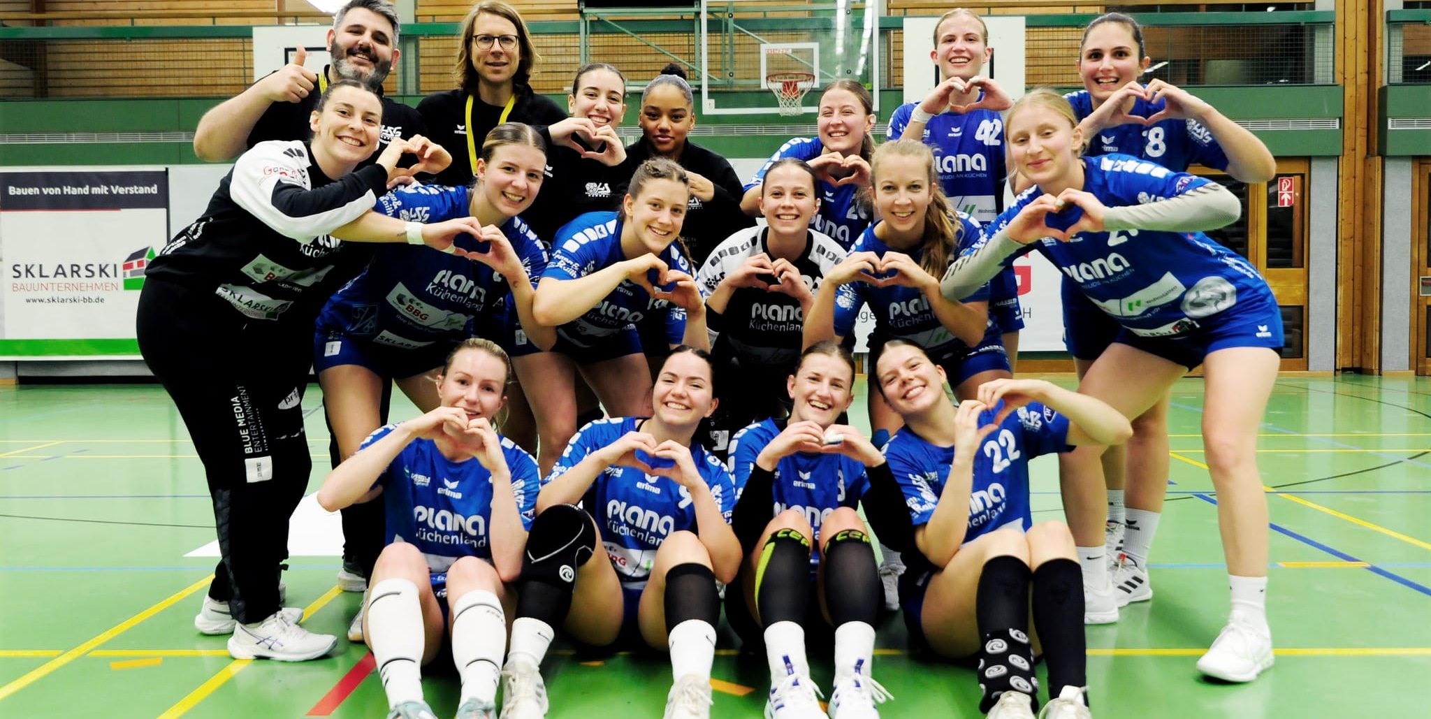 Daumen hoch und viele Herzchen für den Heimsieg gegen Denkendorf:  Die Handballerinnen der HSG Böblingen/Sindelfingen und Traiiner Mischa Herok.
