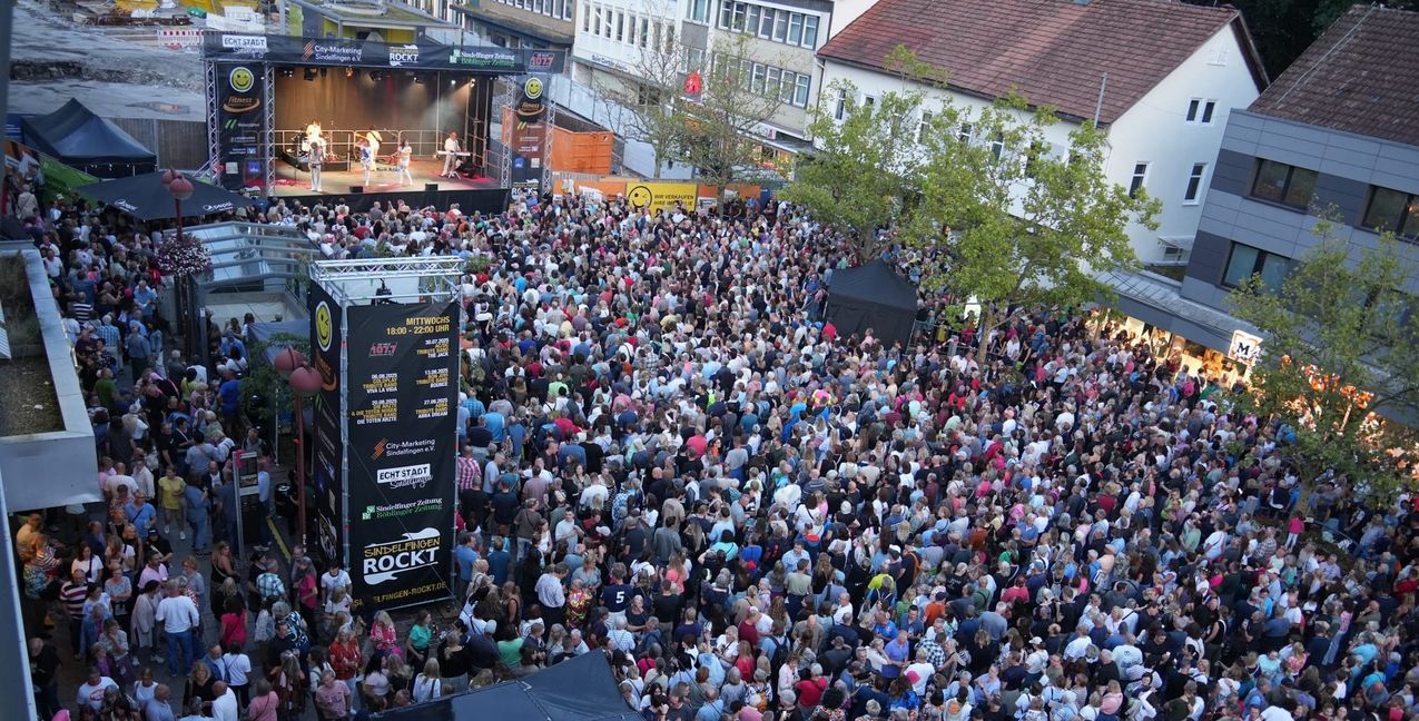 Rappelvoller Marktplatz und beste Stimmung: Die ABBA-Tribute-Band brachte die Hits der schwedischen Popgruppe auf die Bühne.