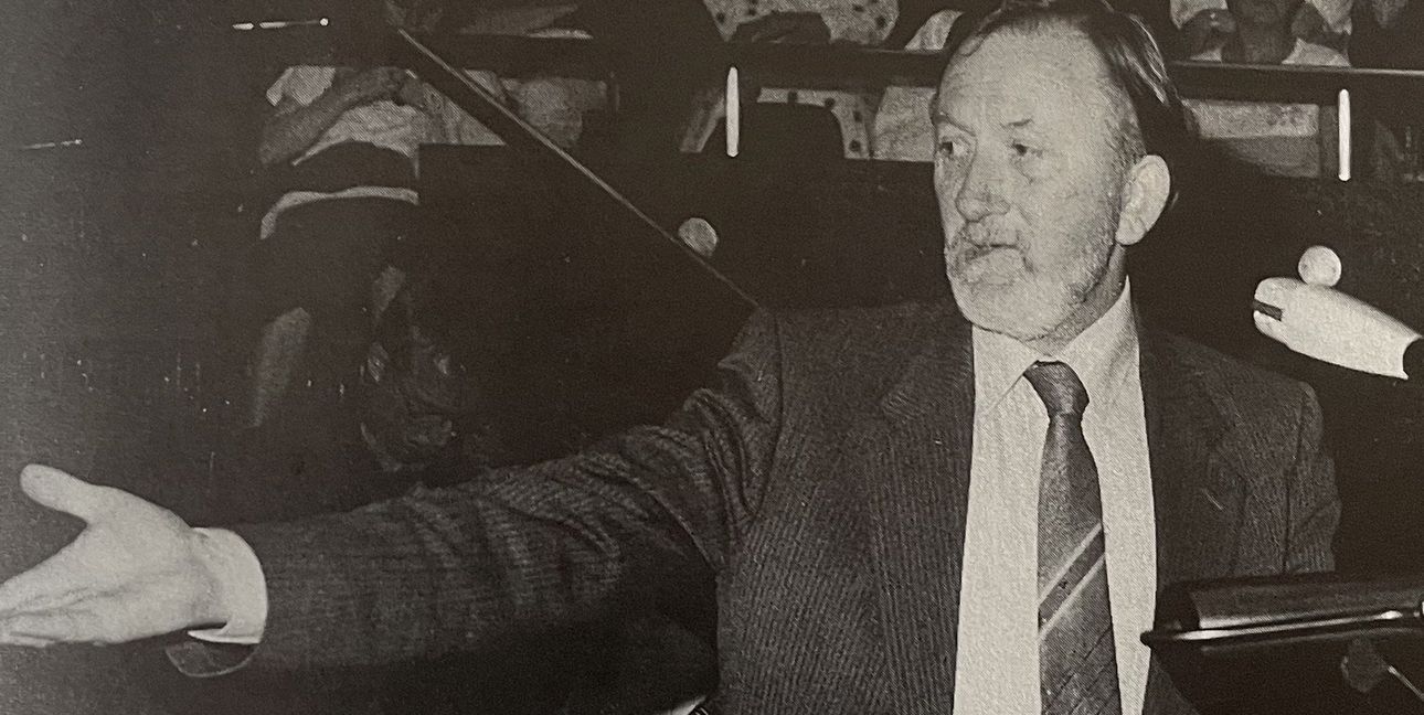 Tom Fitzsimons bei einer Rede im Sindelfinger Gemeinderat. 
Bild: Stadtarchiv aus Sindelfinger Jahrbuch 89/90