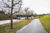 Bei Glätte kam der Linienbus von der Fahrbahn ab und prallte gegen die Leitplanken. Der Fahrer musste befreit werden.