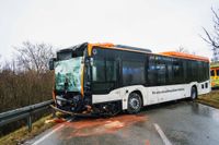 Bei Glätte kam der Linienbus von der Fahrbahn ab und prallte gegen die Leitplanken. Der Fahrer musste befreit werden.