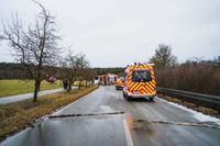 Bei Glätte kam der Linienbus von der Fahrbahn ab und prallte gegen die Leitplanken. Der Fahrer musste befreit werden.