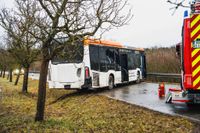 Bei Glätte kam der Linienbus von der Fahrbahn ab und prallte gegen die Leitplanken. Der Fahrer musste befreit werden.