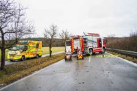 Bei Glätte kam der Linienbus von der Fahrbahn ab und prallte gegen die Leitplanken. Der Fahrer musste befreit werden.