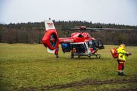 Bei Glätte kam der Linienbus von der Fahrbahn ab und prallte gegen die Leitplanken. Der Fahrer musste befreit werden.