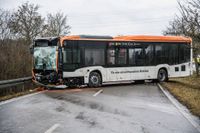 Bei Glätte kam der Linienbus von der Fahrbahn ab und prallte gegen die Leitplanken. Der Fahrer musste befreit werden.