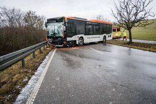 Der Linienbus kam von der Fahrbahn ab und prallte gegen die Leitplanken.	Bild: SDMG/Dettenmeyer
