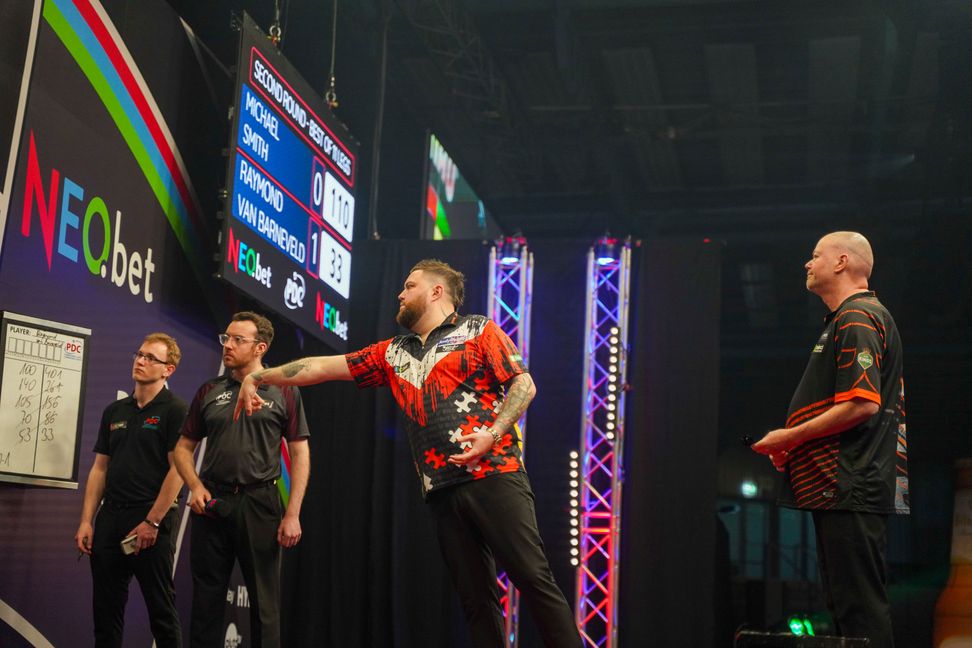 Packendes Duell: Michael Smith (vorne) gegen Raymond van Barnefeld.