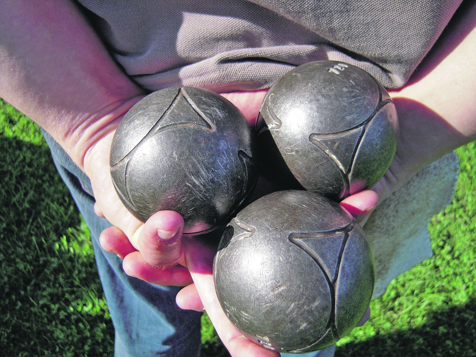 Drei Kugeln hat jeder Spieler im Sindelfinger Boule-Turnier. Bild: P. Bausch