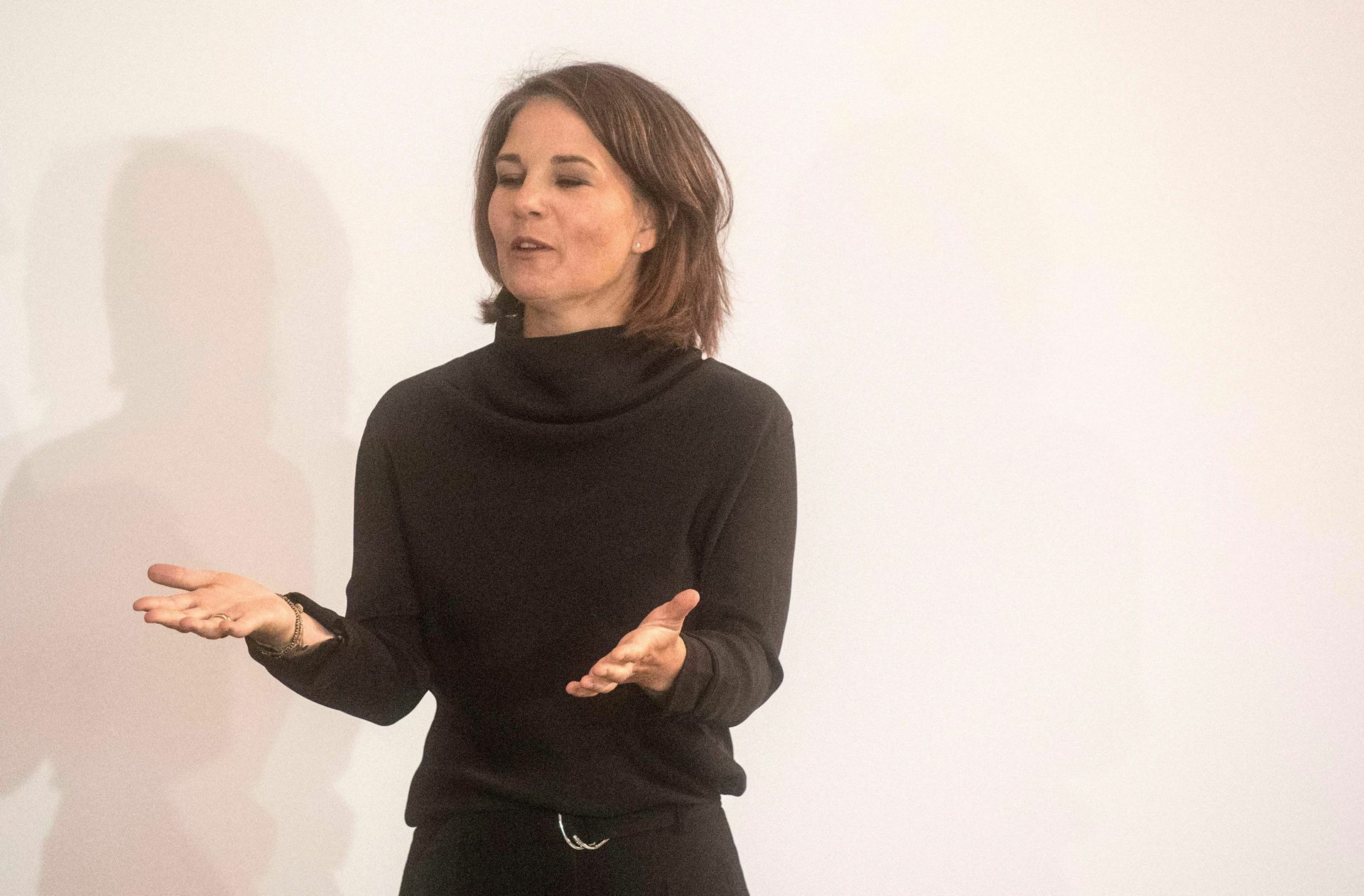 Eine Änderung der Ukraine-Politik durch den Druck der Straße lehnt  Außenministerin Annalena Baerbock  ab. Ihre Aussage sorgt für eine heftige Debatte.