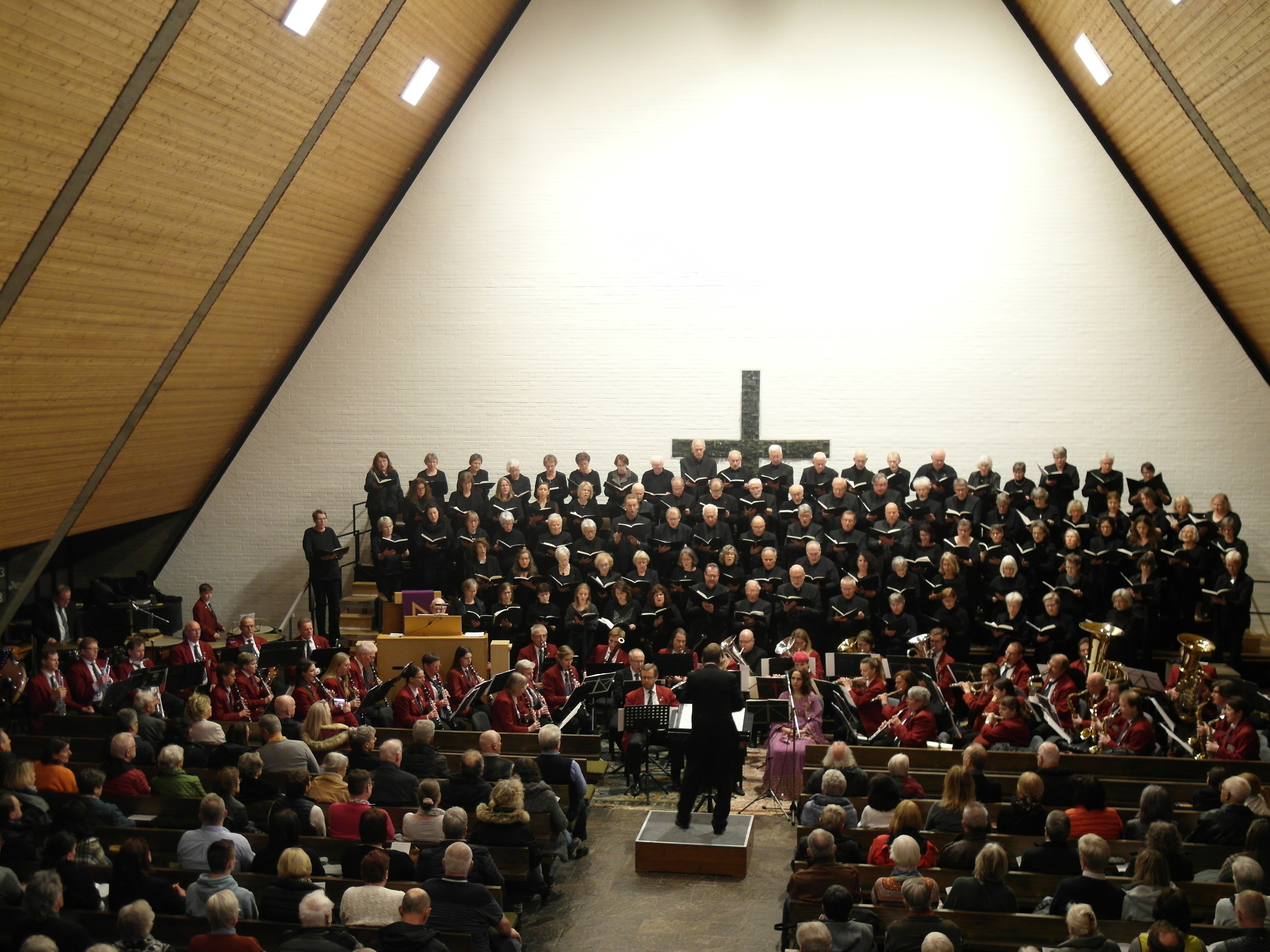 Der Chor der Johanneskirche unter der Leitung von Michael Kuhn und das Sinfonische Blasorchester der Stadtkapelle Sindelfingen unter der Leitung von Timo Kächele haben das "Stabat Mater" von Karl Jenkins aufgeführt.    Bild: Staber