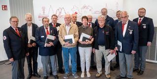 Auf unserem Foto sind alle am Ehrungsabend anwesenden Geehrten zu sehen.