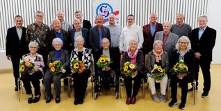 Die Ehrung der 50er: Präsident Dr. Heinrich Reidelbach, Hans-Jürgen Wagner, Helmut Strileckyj, Bernhard Kömpf, Siegfried Seider, Dr. Martin Schabel, Gerd Körber, Rolf Kömpf, Thomas Züfle, Manfred Stock, Herbert Schöllmann, Peter Fassbänder, Erwin Backes (hinten von links). Von vorne links: Theresia Seider, Erika Hudak, Karin Blenig, Walter Kipping, Hilde Schoch, Doris Schöllmann, Annemarie Goihl.