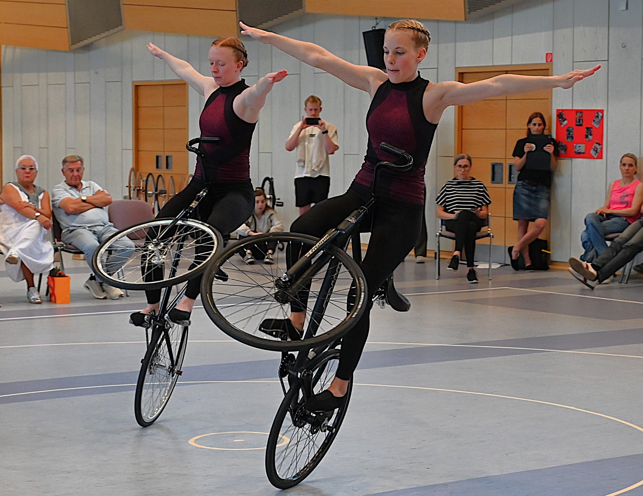 Konzentration auf zwei Rädern, das neue Duo unter den Kunstradfahrerinnen (von links) Nena Lichy (Denkendorf) und Jessie Hasmüller (Magstadt).