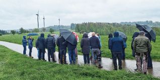 Gemeinderäte und Bürgermeister aus Böblingen, Holzgerlingen und Ehningen erlebten in rund einem Kilometer Abtand zu den Windrädern: Es war nichts zu hören.
